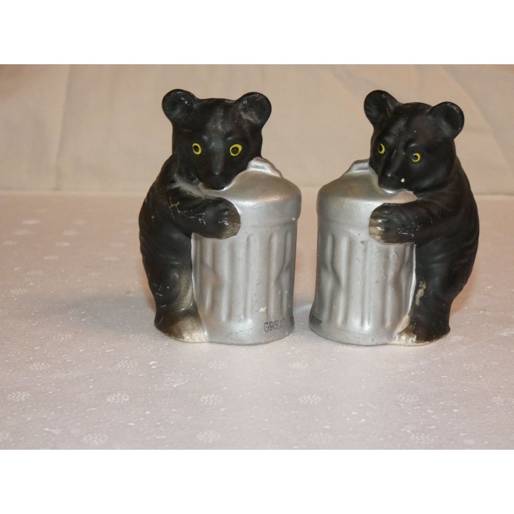 Bears with Garbage cans Salt and Pepper Shakers, Japan, Great Smokey Mountains